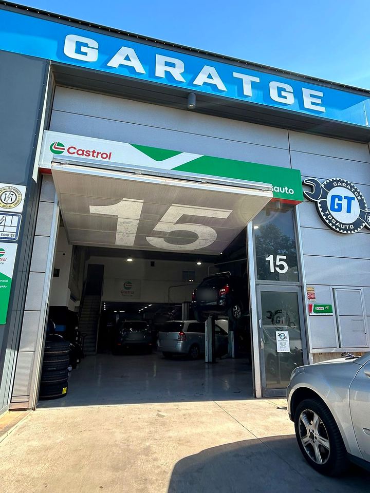 Entrada del taller per la persiana amb el número 15