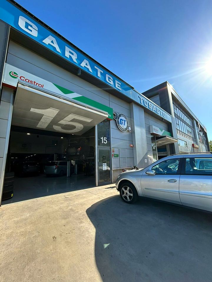 Façana del taller TOSAUTO GT, nau 15, amb el rètol GARATGE