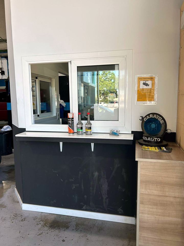 Garage reception window